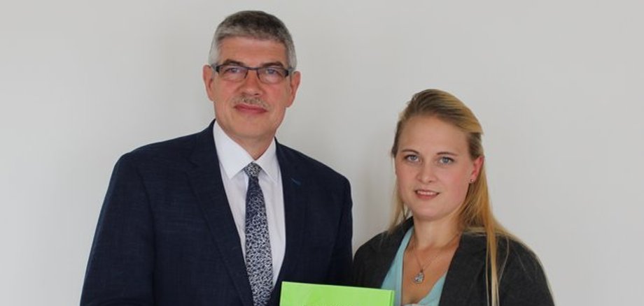 Landrat Manfred Görig gratuliert Sabrina Zulauf zum erfolgreichen Abschluss.