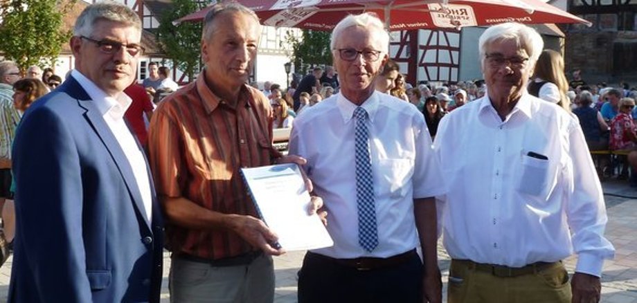 Das Foto zeigt von links: Landrat Manfred Görig, Reiner Kopp (Referatsleiter Dorf- und Regionalentwicklung im Hessischen Umweltministerium), Bürgermeister Ulrich Künz und Architekt Herbod Gans.