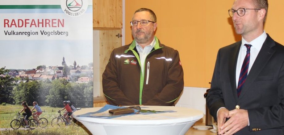 Naturschutz-Dezernent Dr. Jens Mischak (rechts) lobt die Innovationskraft des neuen Info-Zentrum, lobt die Kooperationen (so den Naturpark - hier vertreten durch Geschäftsführer Rolf Frischmuth) und dankt den Sponsoren Sparkasse Oberhessen, OVAG und der Naturlandstiftung. 