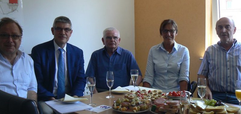 Das Foto zeigt (von links):  Geschäftsführer Dr. Peter Mattheis, Landrat Manfred  Görig, Hugo Schmidt, Marion Schmalbach und Horst Weißmüller. 