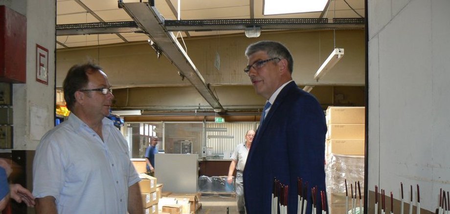 Ein nicht alltäglicher Firmenbesuch für Landrat Manfred Görig. Er ist zu Gast bei der Firma Gass in Alsfeld – und damit in dem Betrieb, in dem er vor 43 Jahren seine Lehre gemacht hat. Beim Rundgang durch die Werkshalle mit Geschäftsführer Dr. Peter Matteis kommen natürlich viele Erinnerungen hoch.