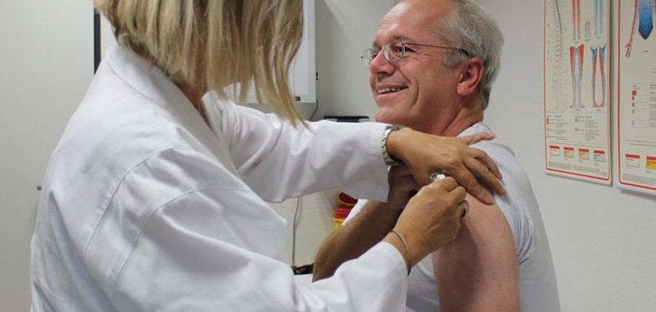 Der Chef macht's vor: Dr. Henrik Reygers, der kommissarische Leiter des Vogelsberger Gesundheitsamtes, lässt sich von seiner Kollegin Karin Obst gegen Grippe impfen. 