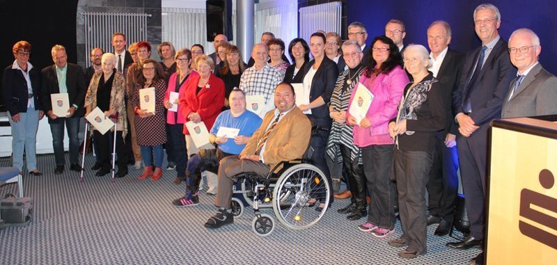 Feierstunde aus Anlass des Jubiläums „10 Jahre Familienbündnis“. Unser Foto zeigt die Gruppe der Geehrten aus dem Wettbewerb „Gute Beispiele im Ehrenamt“. Der Vertreter des Bundesfamilienministeriums, Dr. Thomas Metker (Zweiter von rechts), der die Glückwünsche von Familienministerin Dr. Franziska Giffey überbrachte und die Festrede hielt, zeigte sich sehr beeindruckt von den Aktivitäten im Vogelsbergkreis. Foto: Erich Ruhl-Bady