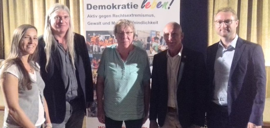 Regisseur Maximilian Benesch (Zweiter von links) reiste mit seiner Kollegin Jenifer Stiller (links) aus Berlin nach Lauterbach. Denn im Lichtspielhaus fand die Premiere des Films „Eine Region lebt Demokratie“ statt. Erster Kreisbeigeordneter Dr. Jens Mischak, Stadtrat Heinrich Muhl (Alsfeld) und Jugendamts-Sachgebietsleiterin Silvia Lucas (von rechts) freuten sich über die große Resonanz. Foto: Erich Ruhl-Bady