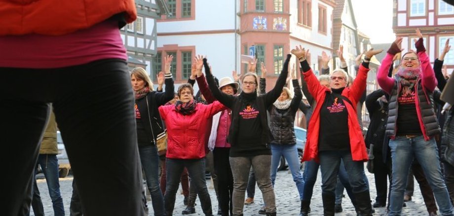 Der zweite Tanzstreik fand 2017 ebenfalls auf dem Alsfelder Marktplatz statt – in diesem Jahr soll dort wieder tanzend auf die Gewalt gegen Frauen und Mädchen aufmerksam gemacht werden.