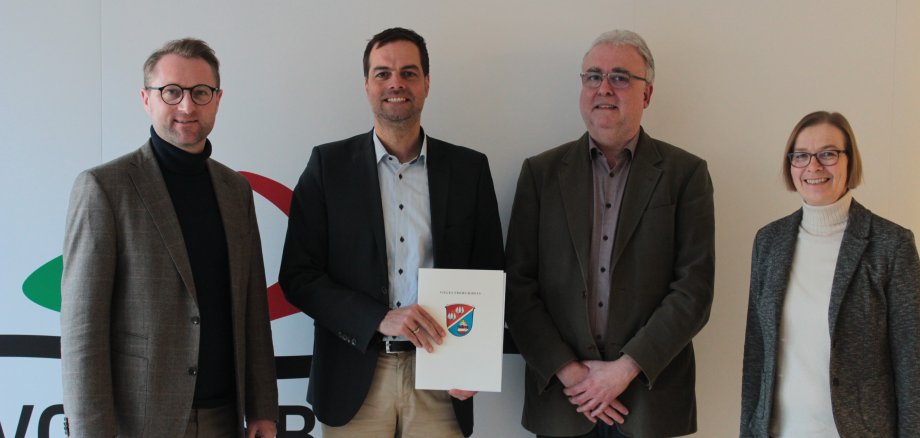 Erster Kreisbeigeordneter Dr. Jens Mischak und Angelika Boese, die Leiterin des Sachgebietes Dorf- und Regionalentwicklung beim Vogelsbergkreis, überreichen Bürgermeister Heiko Siemon und Martin Wedler, Fachbereich Technische Dienste der Stadt Schlitz, den Bewilligungsbescheid. 