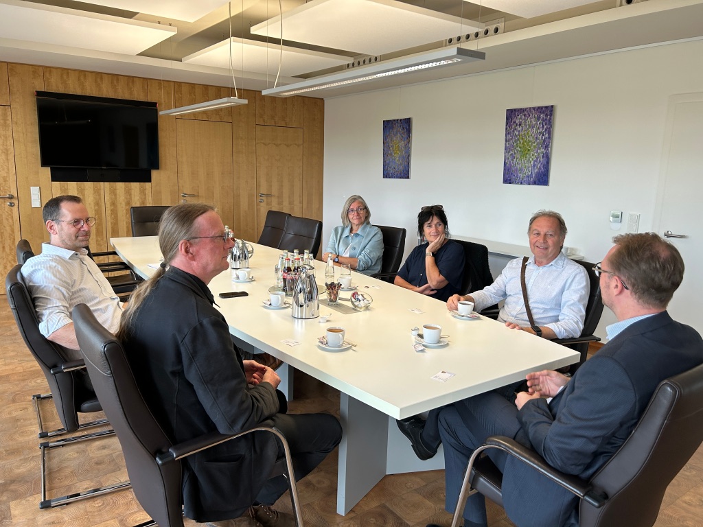 Landrat Dr. Jens Mischak (rechts), der Leiter des Vogelsberger Jugendamtes, Christian Kornmann (links), und dessen Stellvertreterin, Martina Beyer (Vierte von rechts), begrüßen die Delegation aus dem Ilm-Kreis: Sozialdezernent Kay Tischer (Zweiter von links), Jugendamtsleiter Erich Rindermann (Zweiter von rechts) und Sachgebietsleiterin Maja Blechschmidt informieren sich im Vogelsbergkreis über die Sozialraumorientierte Jugendhilfe.