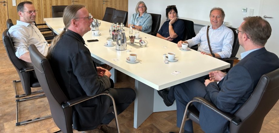 Landrat Dr. Jens Mischak (rechts), der Leiter des Vogelsberger Jugendamtes, Christian Kornmann (links), und dessen Stellvertreterin, Martina Beyer (Vierte von rechts), begrüßen die Delegation aus dem Ilm-Kreis: Sozialdezernent Kay Tischer (Zweiter von links), Jugendamtsleiter Erich Rindermann (Zweiter von rechts) und Sachgebietsleiterin Maja Blechschmidt informieren sich im Vogelsbergkreis über die Sozialraumorientierte Jugendhilfe.