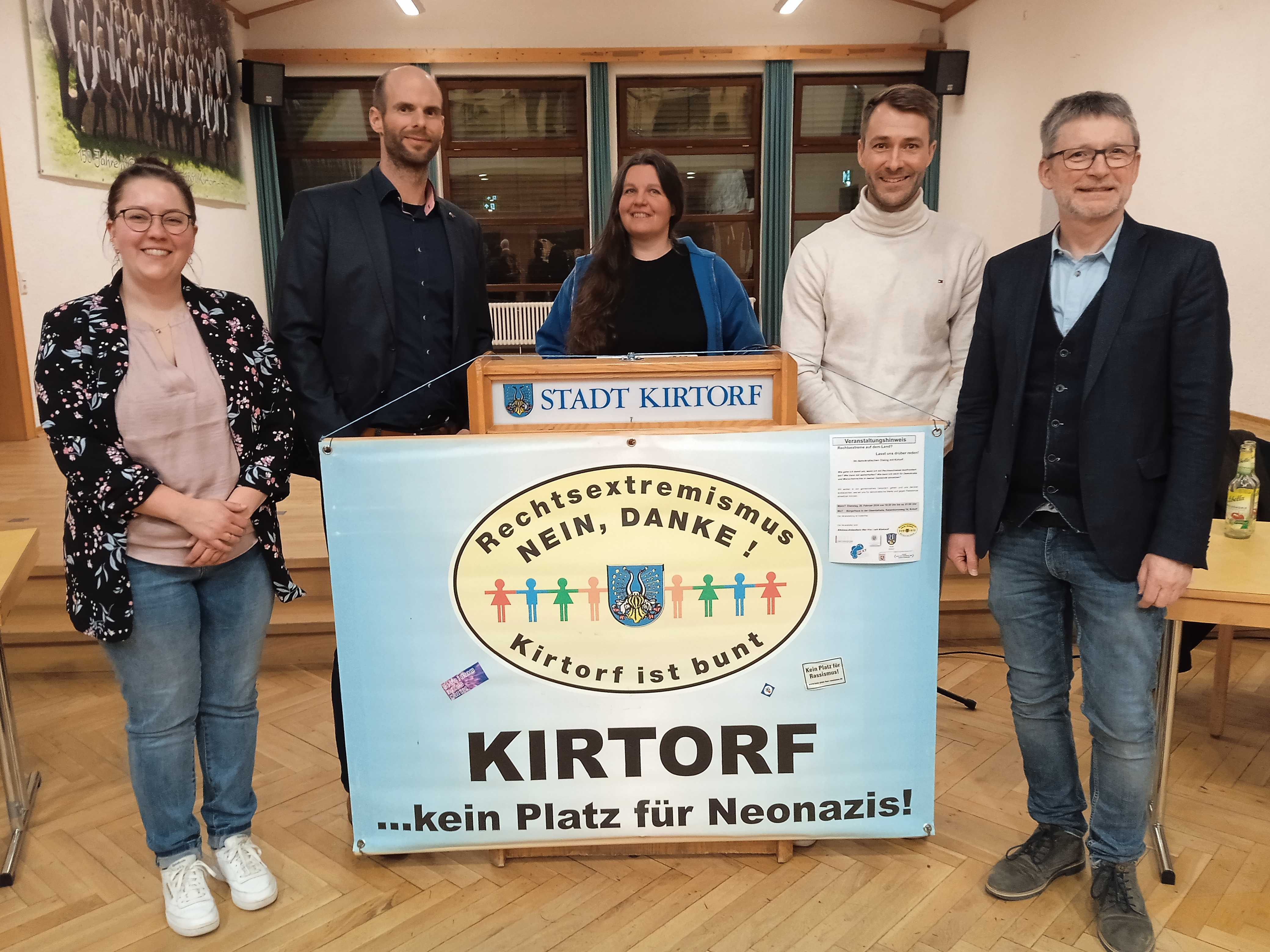 Freuen sich über die gelungene Veranstaltung in Kirtorf: Jennifer Curlett von der DEXT-Fachstelle des Vogelsbergkreises, Christian Diegelmann, wissenschaftlicher Mitarbeiter des Polizeipräsidiums Osthessen, Kristina Eifert von der Partnerschaft für Demokratie Vogelsberg, Sven Daniel vom Kompetenzzentrum Rechtsextremismus des Landesamts für Verfassungsschutz Hessen (KOREX) und Kirtorfs Bürgermeister Andreas Fey (von links).  