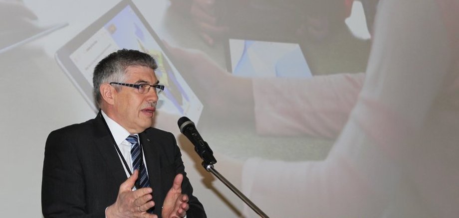 Klare Worte eines Landrates: „In den Schulen wird entschieden, was die Industrie-Nation Deutschland in Zukunft ausmachen wird“, betont Manfred Görig bei einer Apple-Informationsveranstaltung zum Thema „Innovation in Schulen“.