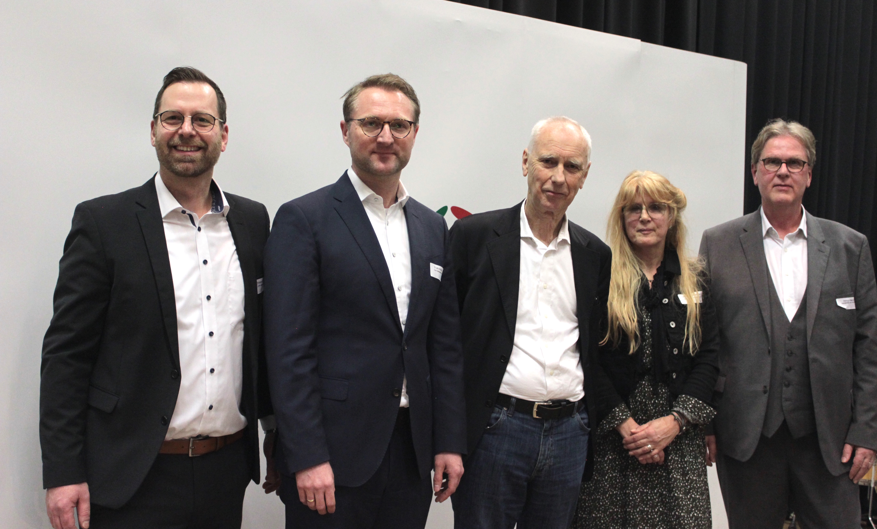 Diskussionsleiter Christian Kornmann mit Dr. Jens Mischak, Prof. Wolfgang Hinte, Conny Seim-Eichenauer und Helmut Benner (von links). 