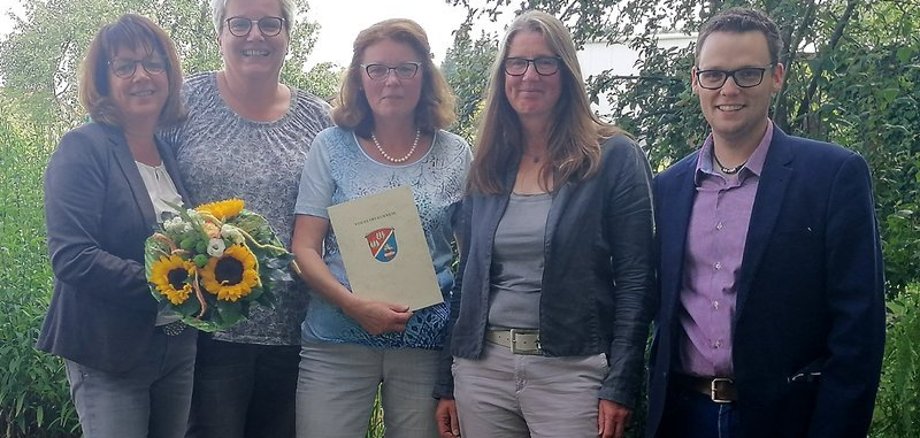 Susanne Fischer (Schulleiterin Freiherr-vom-Stein Schule, Herbstein), Ulrike Greb (Personalrat Vogelsbergkreis), Karin Kunz (komm. Schulleiterin Helmut-von-Bracken Schule, Herbstein) und Matthias Röse (Amt für Schulen und Liegenschaften) gratulierten Regina Eurich aus Lanzenhain (Mitte) zum 25-jährigen Dienstjubiläum. 