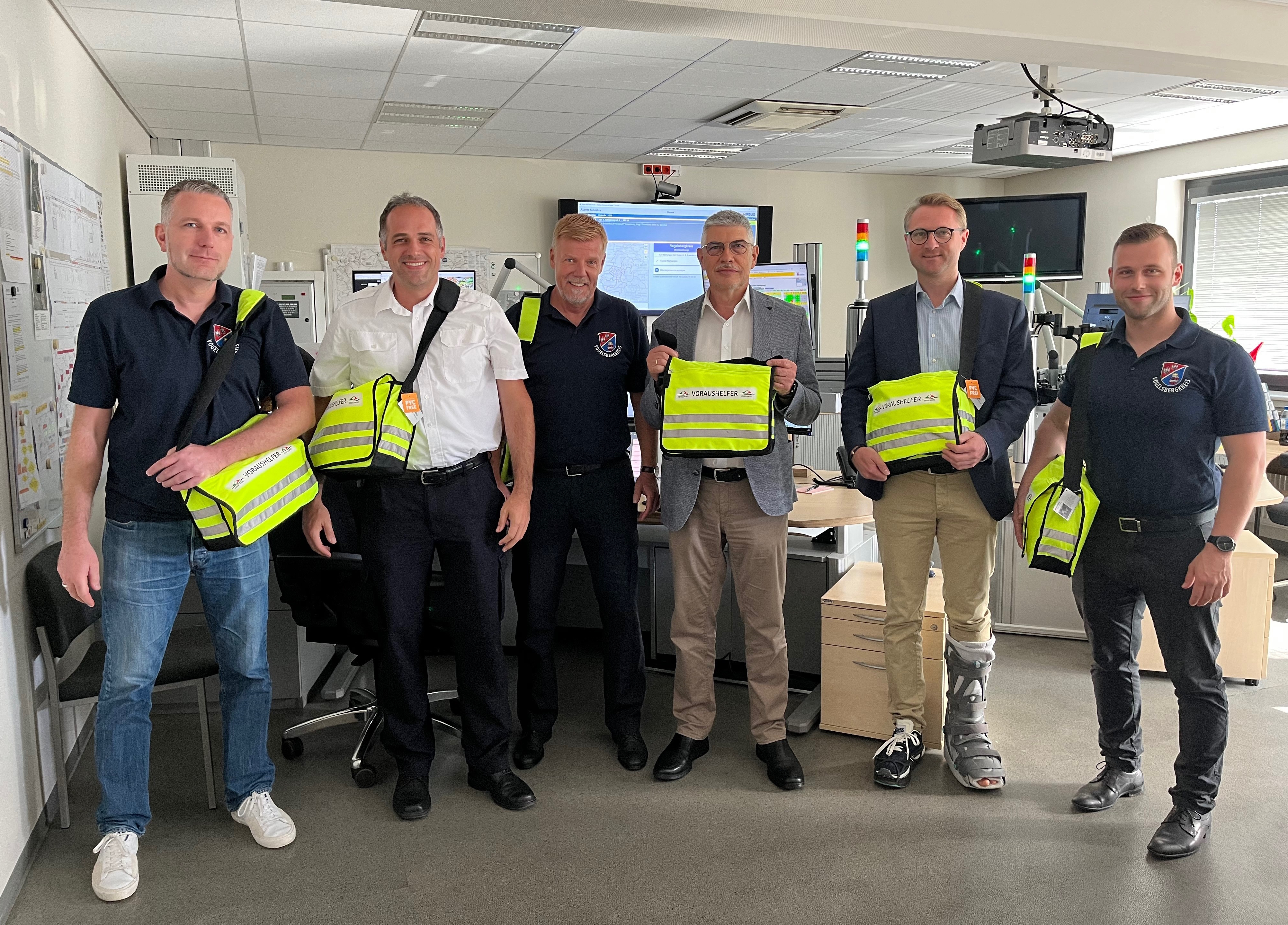 Freuen sich, dass das Voraushelfer-Projekt so erfolgreich gestartet ist: Landrat Manfred Görig (Mitte) und Erster Kreisbeigeordneter Dr. Jens Mischak (Zweiter von rechts) gemeinsam mit Dr. Dennis Humburg, Ärztlicher Leiter Rettungsdienst, Dr. Sven Holland, Leiter des Amtes für Gefahrenabwehr, Jürgen Schad, Sachgebietsleiter Rettungsdienst/Leitstelle, sowie Martin Gonder, Rettungsingenieur und Projektleiter der Voraushelfer im Vogelsbergkreis (von links). 