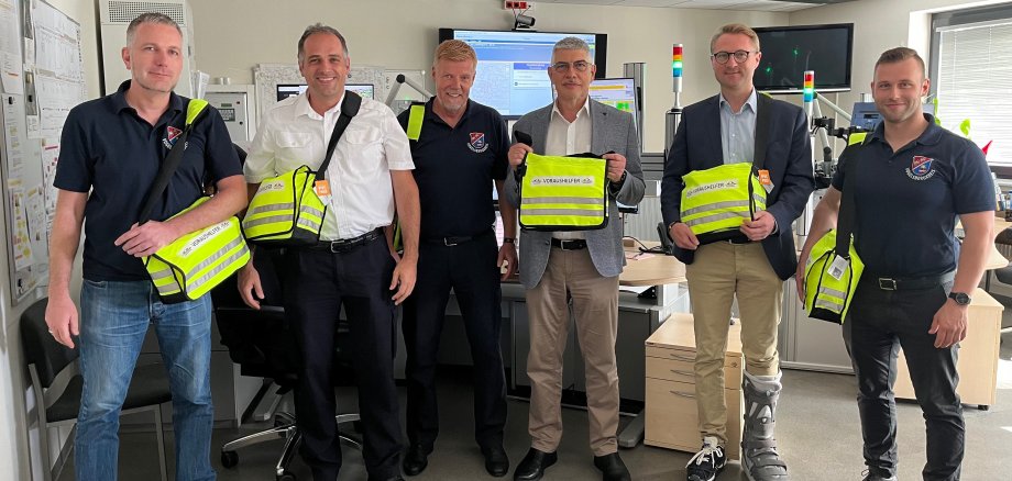Freuen sich, dass das Voraushelfer-Projekt so erfolgreich gestartet ist: Landrat Manfred Görig (Mitte) und Erster Kreisbeigeordneter Dr. Jens Mischak (Zweiter von rechts) gemeinsam mit Dr. Dennis Humburg, Ärztlicher Leiter Rettungsdienst, Dr. Sven Holland, Leiter des Amtes für Gefahrenabwehr, Jürgen Schad, Sachgebietsleiter Rettungsdienst/Leitstelle, sowie Martin Gonder, Rettungsingenieur und Projektleiter der Voraushelfer im Vogelsbergkreis (von links). 