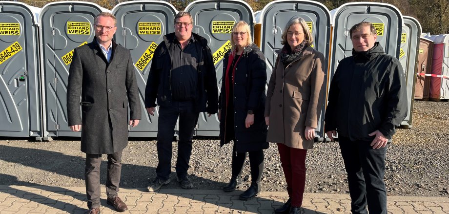 Erster Kreisbeigeordneter und Wirtschaftsdezernent Dr. Jens Mischak (links) besuchte gemeinsam mit Andrea Ortstadt von der Wirtschaftsförderung des Vogelsbergkreises (Zweite von rechts)  und Grebenaus Bürgermeister Lars Wicke (rechts) das Unternehmen von Erhard Weiß und Tochter Monika aus Grebenau. 