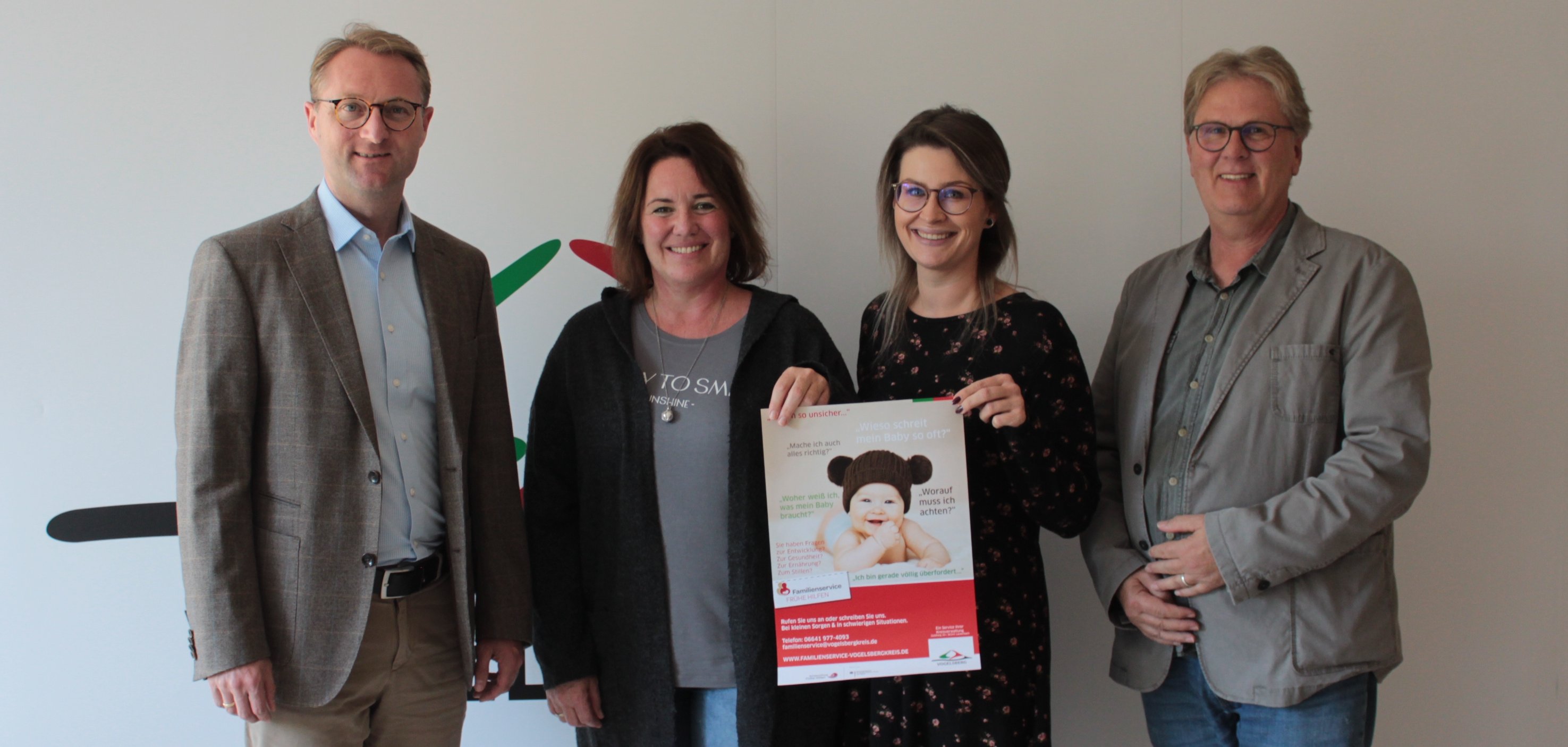 Erster Kreisbeigeordneter und Jugenddezernent Dr. Jens Mischak (links) freut sich gemeinsam mit Helmut Benner, Leiter des Jugendamts, und Anna Pillasch, Koordinatorin der „Frühen Hilfen“ im Vogelsbergkreis (Zweite von rechts), dass mit Jenny Kurz die erste festangestellte Familienkinderkrankenschwester eingestellt werden konnte.         