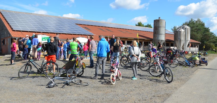 Die Familien-Radtour führte die Teilnehmer im Rahmen der Hessischen BioTage im vergangenen Jahr zum Betrieb von Landwirt André Peter nach Münch-Leusel. In diesem Jahr ist der Demeterhof Schwalmtal in Hopfgarten Ziel der Tour. 