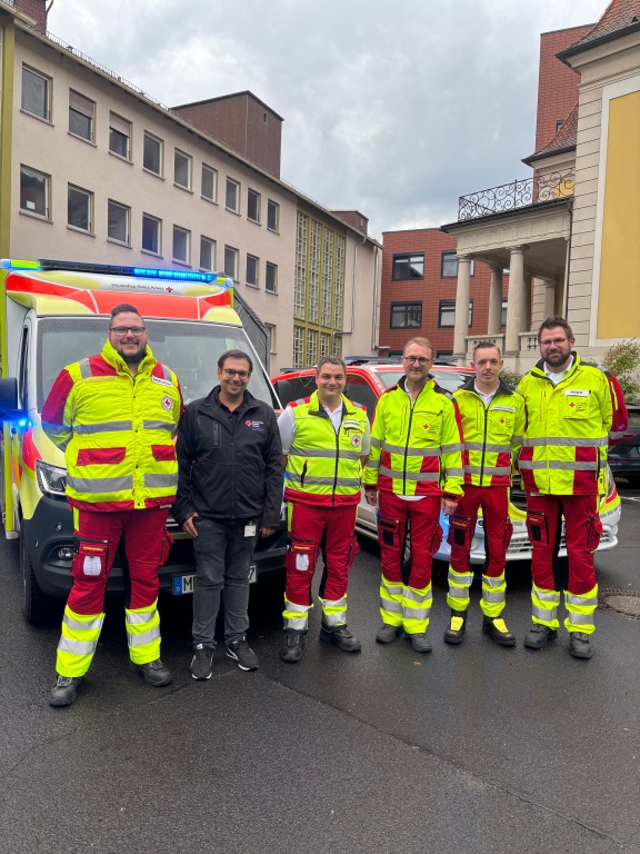 Landrat und Gefahrenabwehrdezernent Dr. Jens Mischak (dritter von rechts) gemeinsam mit Notfallsanitäter Benedikt Geiger (von rechts), den Bereichsleiter Lauterbach vom DRK Rettungsdienst Mittelhessen, Marcel Greb, Rettungssanitäter Michael Döll sowie Notfallsanitäter Justus Hoppe und Notarzt Dr. Christian Körner.