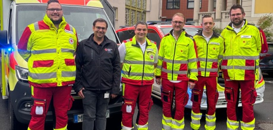 Landrat und Gefahrenabwehrdezernent Dr. Jens Mischak (dritter von rechts) gemeinsam mit Notfallsanitäter Benedikt Geiger (von rechts), den Bereichsleiter Lauterbach vom DRK Rettungsdienst Mittelhessen, Marcel Greb, Rettungssanitäter Michael Döll sowie Notfallsanitäter Justus Hoppe und Notarzt Dr. Christian Körner.