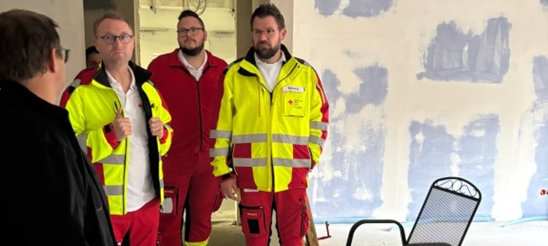 In den neuen Räumlichkeiten am Eichhofkrankenhaus: Bereichsleiter Marcel Greb (von links) mit Landrat Dr. Mischak, Notfallsanitäter Benedikt Geiger und Notarzt Dr. Christian Körner im zukünftigen Notarzt-Standort.