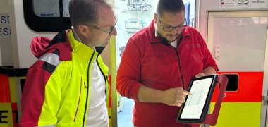 Umfangreiche Checklisten helfen im Einsatzfall und bei der Dokumentation. Notfallsanitäter Benedikt Geiger mit einem Tablet auf dem verschiedene Dokumente hinterlegt sind.
