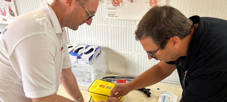 Bereichsleiter Marcel Greb erklärt den Einsatz eines Bohrers, mit dem im Notfall Zugänge zum Knochenmark gelegt werden können. So können Medikamente auf schnellem Weg verabreicht werden.