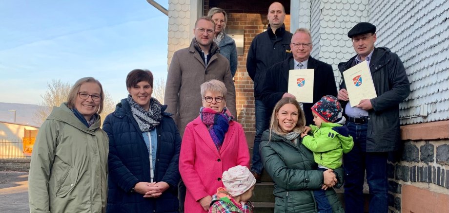 Große Freude über Fördergelder aus der Dorfentwicklung für Crainfeld und Engelrod: Erster Kreisbeigeordneter Dr. Jens Mischak überreichte Bescheide an Dieter Schäfer, Bürgermeister von Lautertal, und Sebastian Stang, Bürgermeister von Grebenhain (Mitte, von links). Bei der Übergabe mit dabei waren Christiane Schneider von der Bauverwaltung Grebenhain, Michael Blößer von der Gemeindevertretung Grebenhain (hinten) sowie Angelika Boese, Leiterin der Dorf- und Regionalentwicklung des Vogelsbergkreises, Crainfelds Ortsvorsteherin Nicole Jäger, Sabine Eichenauer-Müller aus dem Ortsbeirat Crainfeld und Lisa Krusche, Mitglied der Gemeindevertretung Grebenhain, mit ihren Kindern Lieke und Janne