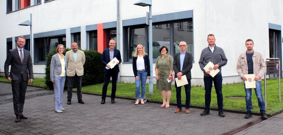 Erster Kreisbeigeordneter Dr. Jens Mischak (links) überreicht die Förderbescheide gemeinsam mit Katharina Barth, Verein Region Vogelsberg (Fünfte von links), und Angelika Boese (Zweite von links), Amt für Wirtschaft und den ländlichen Raum. Volker Repp, Ortsvorsteher von Kölzenhain (von links), Edwin Schneider, Bürgermeister der Stadt Ulrichstein und Beiratsvorsitzender des Vereins Region Vogelsberg, Dagmar Walter-Schneider, Erwin Schneider, Timo Georg, Bürgermeister der Gemeinde Schwalmtal, und Sebastian Volp danken im Rahmen der Übergabe für die Zuwendungsbescheide. 