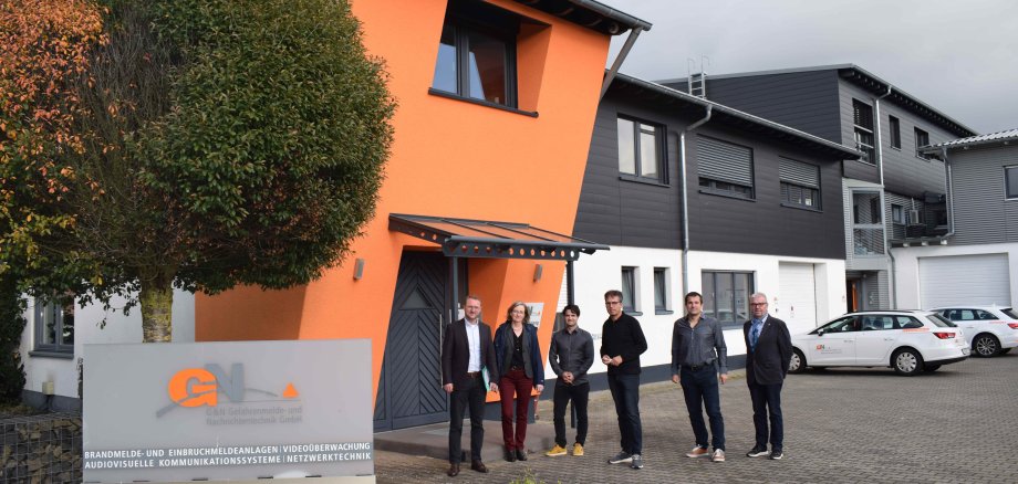 Der Erste Kreisbeigeordnete Dr. Jens Mischak (von links) besucht G&N in Angersbach. Am Firmen sitz werden Dr. Mischak, Andrea Ortstadt von der Wirtschaftsförderung des Vogelsbergkreises, und Bernd Wahl, Erster Beigeordneter der Gemeinde Wartenberg (rechts), von Stefan Carle (Dritter von rechts), Geschäftsführer und Vorsitzender der Geschäftsführung, Lars Habermehl (Zweiter von rechts), Geschäftsführer, und Tim Herberer, kaufmännische Leitung. 