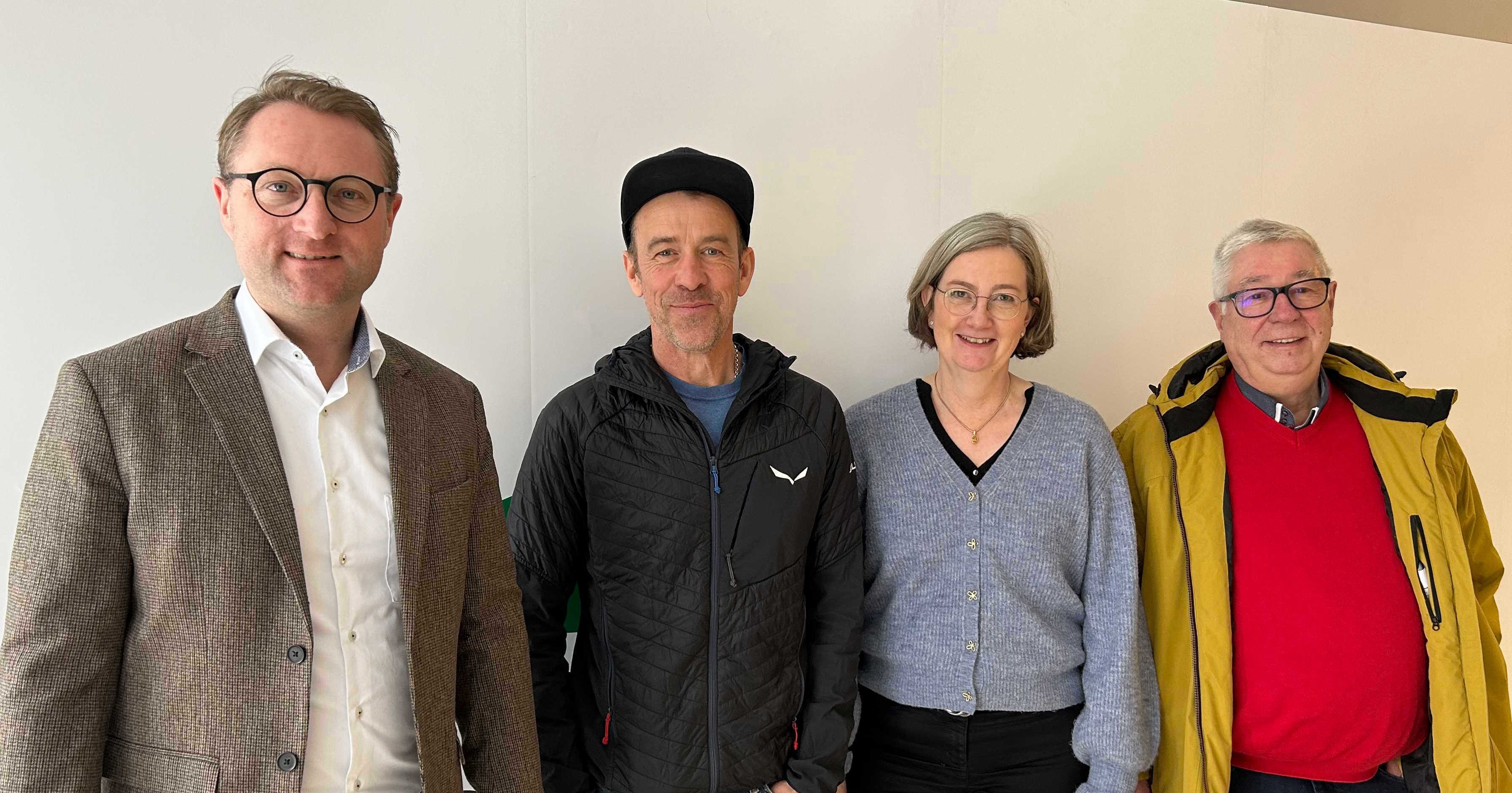 Dr. Jens Mischak (von links), Erster Kreisbeigeordneter und Wirtschaftsdezernent, hatte zum Jahresgespräch Mark Philippi, Vorsitzender des IHK-Regionalausschusses, Kreishandwerksmeister Edwin Giese (rechts) und Andrea Ortstadt von der Wirtschaftsförderung zu Gast. 