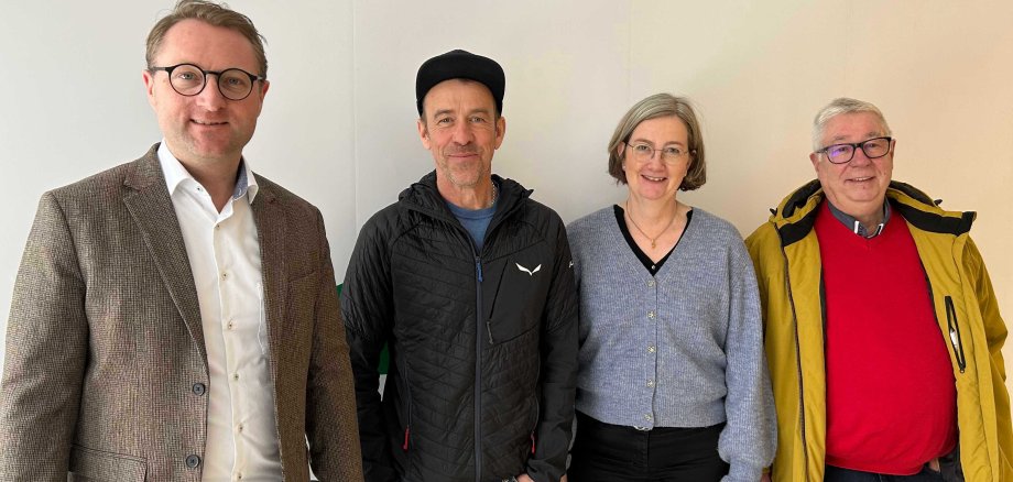 Dr. Jens Mischak (von links), Erster Kreisbeigeordneter und Wirtschaftsdezernent, hatte zum Jahresgespräch Mark Philippi, Vorsitzender des IHK-Regionalausschusses, Kreishandwerksmeister Edwin Giese (rechts) und Andrea Ortstadt von der Wirtschaftsförderung zu Gast. 