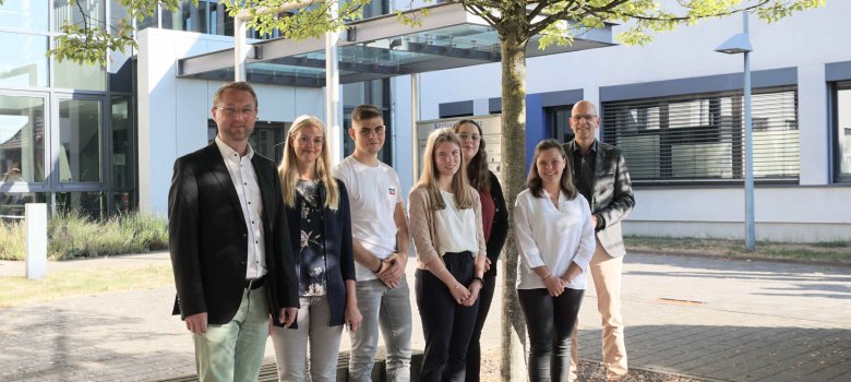 Dr. Jens Mischak (von links), Erster Kreisbeigeordneter, gemeinsam mit Ann-Kathrin Ruhl, Ausbildungsleiterin, Finn Hildebrand aus Schwalmtal, Sophie Kaltenschnee aus Schotten, Wibke Dunker aus Romrod, Amelie Gerbig aus Lauterbach und Ulrich Schäfer (rechts), Leiter des Haupt- und Personalamtes. 