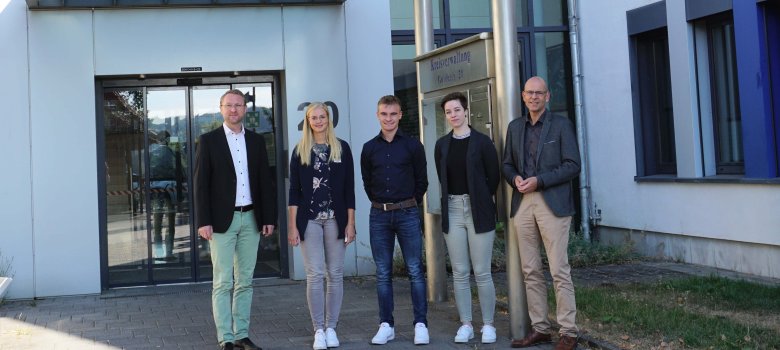 Dr. Jens Mischak (von links), Erster Kreisbeigeordneter, gemeinsam mit Ann-Kathrin Ruhl, Ausbildungsleiterin, Elias Christen aus Herbstein, Dorothea Rhiel aus Ulrichstein und Ulrich Schäfer, Leiter des Haupt- und Personalamtes. 