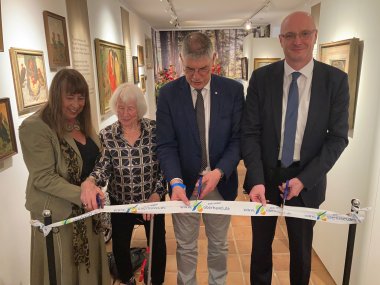 Christel Wagner, Vorsitzende des Kultur- und Kunstvereines Ernst Eimer, Ausstellungsinitiatorin Ruth Neeb, Landrat Manfred Görig aus dem Vogelsbergkreis und Oberhavels Landrat Ludger Weskamp eröffnen die Sonderausstellung von Ernst Eimer „Allerlei Märchenhaftes“.