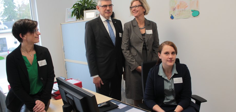Claudia Vaupel (von links), Landrat Manfred Görig, Sonja Staubach und Naomi Hedrich präsentierten stolz die Geschäftsräume des Alsfelder Standortes des Pflegestützpunktes Vogelsberg. 