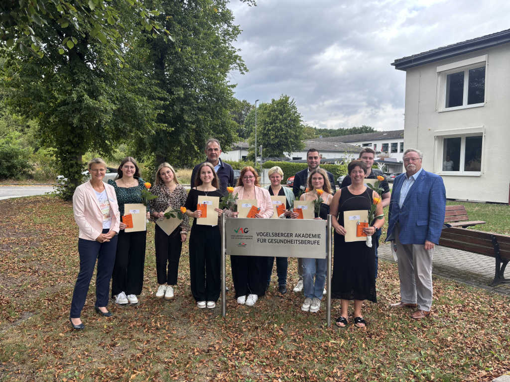 VAG-Schulleiterin Karen Heipel (links) gratuliert gemeinsam mit Volker Röhrig (vierter von links), Geschäftsführer des Kreiskrankenhauses des Vogelsbergkreises in Alsfeld sowie der VAG, Kreisbeigeordnetem Hans-Jürgen Schäfer (rechts) sowie Kursleiter und stellvertretendem Schulleiter, Henrik Seel, den frischgebackenen Fachkräften. Julia Reichhold (von links), Lena Lochow, Jette Ebel, Cecile Bernhardt, Janina Konermann, Leonie Luana Eiffert Nina Heck und Till Hubel haben die dreijährige Ausbildung erfolgreich abgeschlossen.
