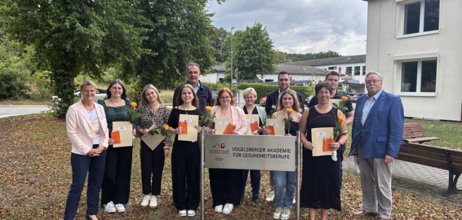 VAG-Schulleiterin Karen Heipel (links) gratuliert gemeinsam mit Volker Röhrig (vierter von links), Geschäftsführer des Kreiskrankenhauses des Vogelsbergkreises in Alsfeld sowie der VAG, Kreisbeigeordnetem Hans-Jürgen Schäfer (rechts) sowie Kursleiter und stellvertretendem Schulleiter, Henrik Seel, den frischgebackenen Fachkräften. Julia Reichhold (von links), Lena Lochow, Jette Ebel, Cecile Bernhardt, Janina Konermann, Leonie Luana Eiffert Nina Heck und Till Hubel haben die dreijährige Ausbildung erfolgreich abgeschlossen.