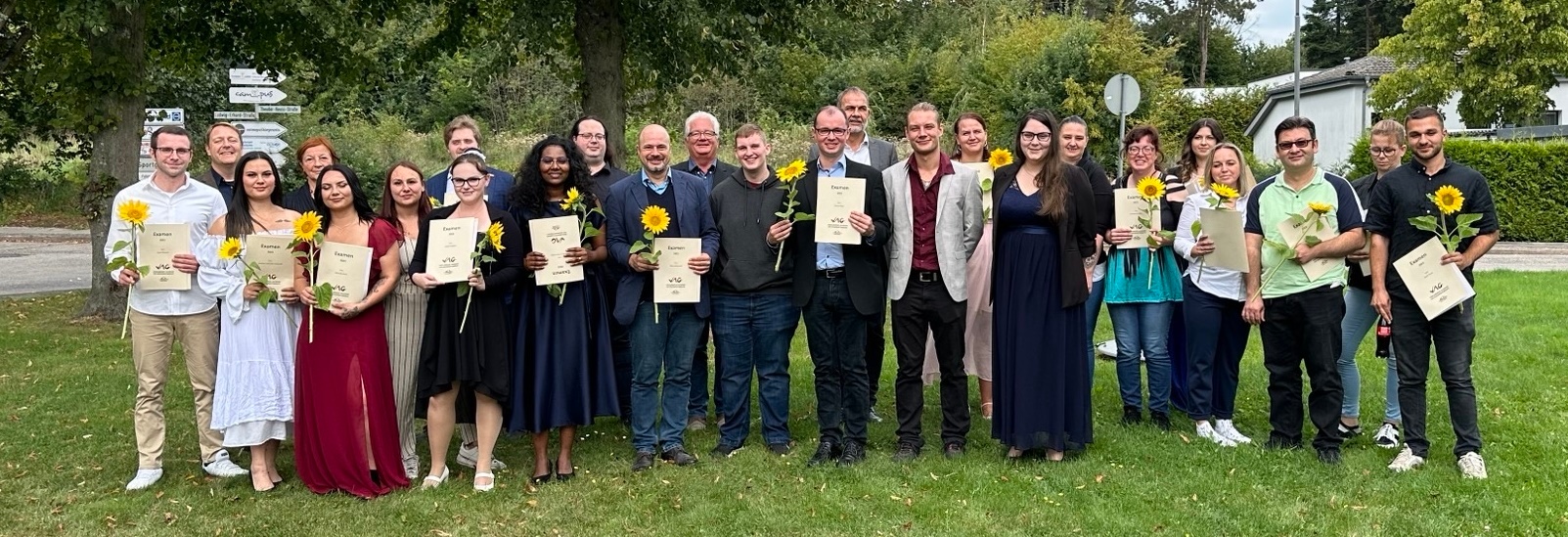 Strahlende Gesichter bei den Absolventen, die ihr Examen als Pflegefachfrau/Pflegefachmann in der Tasche beziehungsweise ihren Altenpflegehilfe-Kurs erfolgreich abgeschlossen haben. Verabschiedet wurden sie von Schulleiter Thomas Müller (hintere Reihe, links), Geschäftsführer Volker Röhrig (hintere Reihe, Mitte) und von Kreisbeigeordneter Elisabeth Hillebrand (hintere Reihe, Zweite von links). 