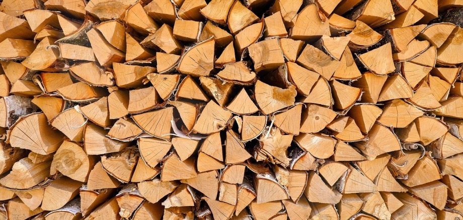 Nahaufnahme eines Holzstapels mit Buchenholzscheiten