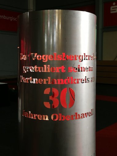 Bild von einer Feuertonne, auf der ein Glückwunsch zum 30. Geburtstag des Landkreises Oberhavel zu sehen ist