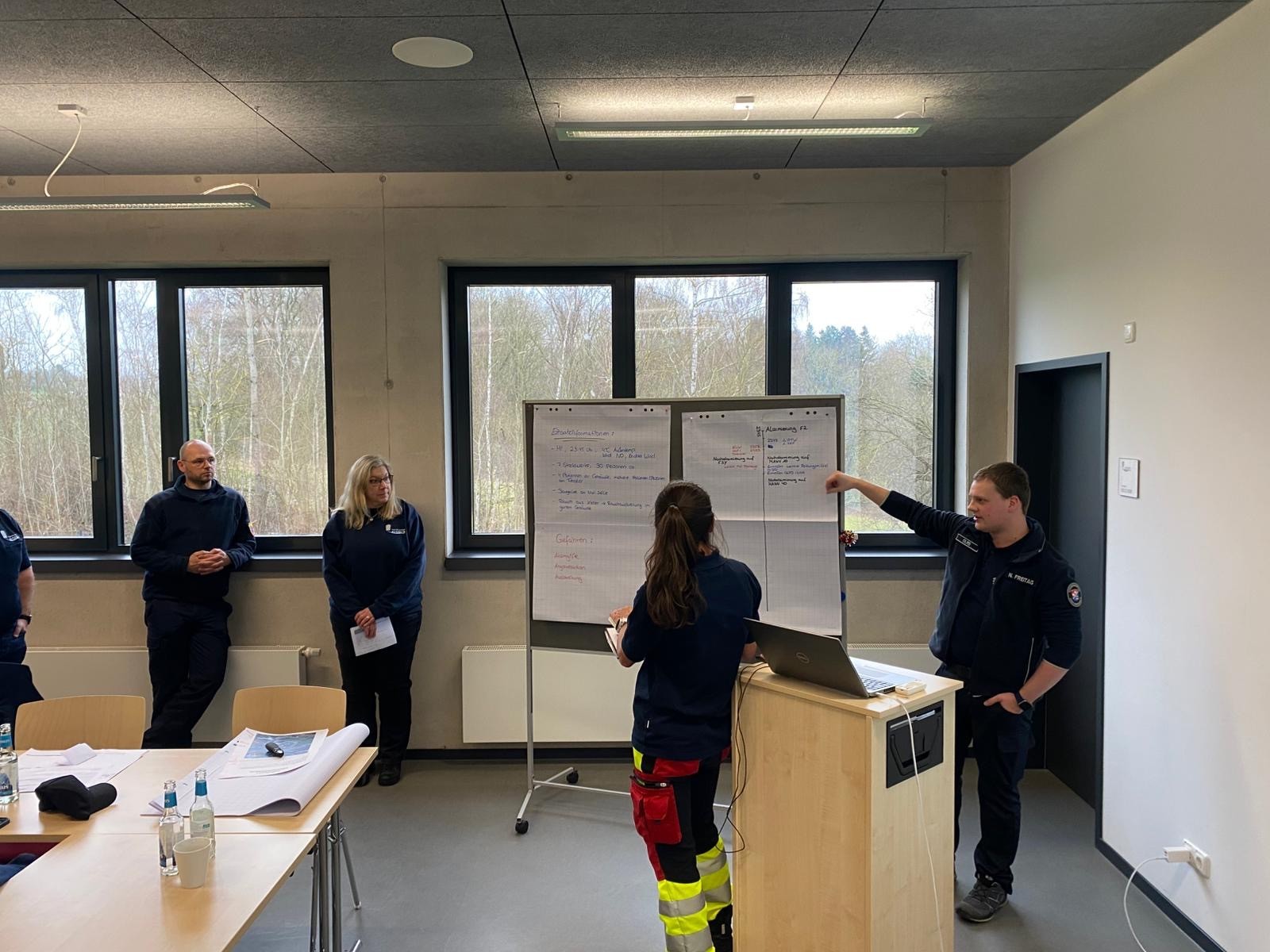 Erstmals wurde die Fortbildung für Leitende Notärzte, Organisatorische Leiter Rettungsdienst und Feuerwehrführungskräfte unter der Leitung von Nils Freitag (rechts) durchgeführt.