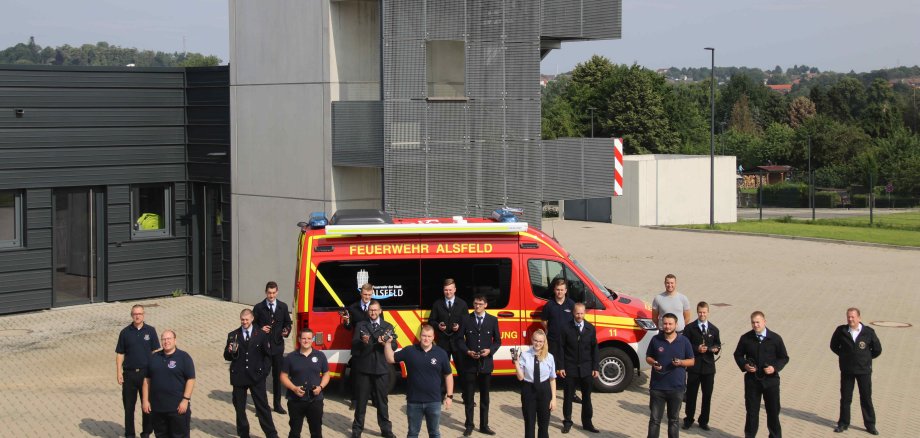 Erfolgreiche TeilnehmerInnen des Sprechfunklehrgangs vor der Feuerwache in Alsfeld