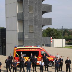 Erfolgreiche TeilnehmerInnen des Sprechfunklehrgangs vor der Feuerwache in Alsfeld