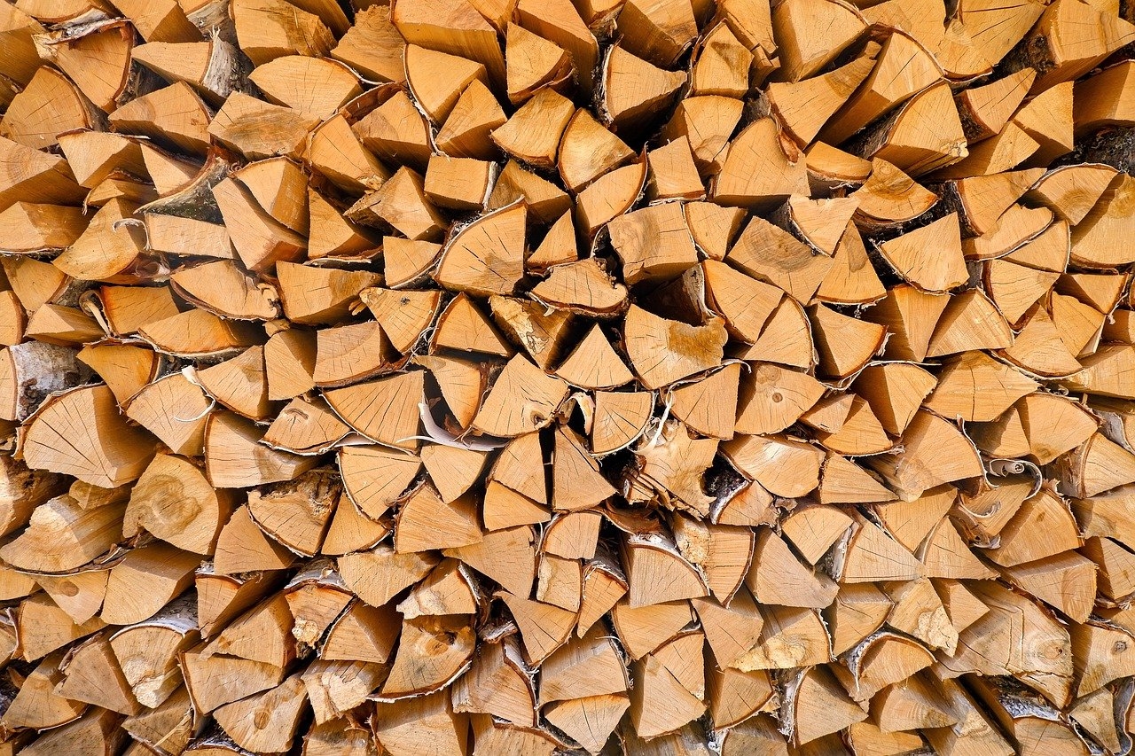 Nahaufnahme eines Holzstapels mit Buchenholzscheiten