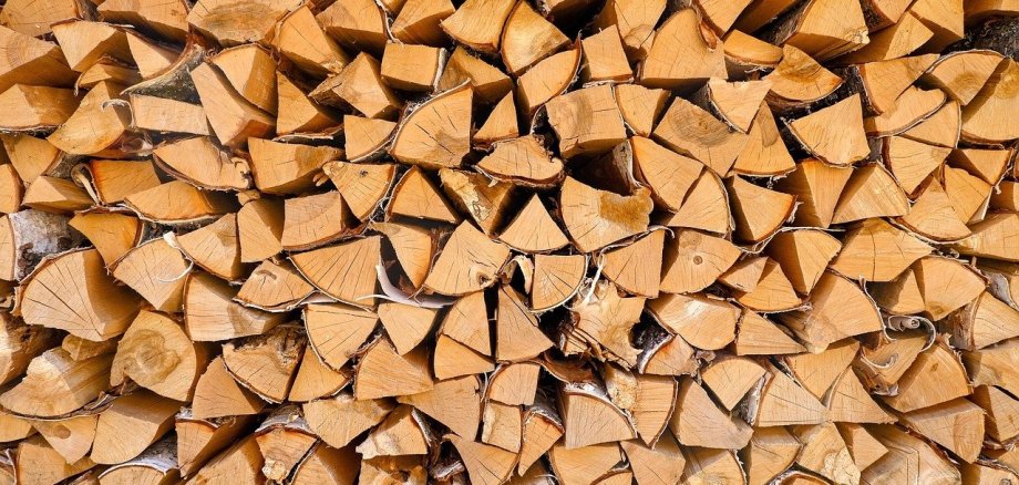 Nahaufnahme eines Holzstapels mit Buchenholzscheiten