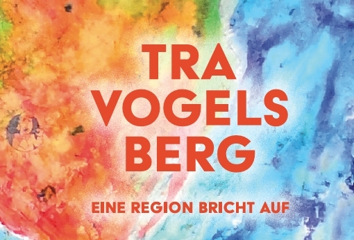 "Tavogelsberg Eine Region bricht auf" ist vor buntem Hintergrund zu lesen
