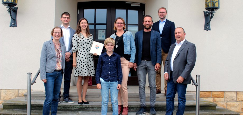 Strahlende Gesichter bei allen Beteiligten: Erster Kreisbeigeordneter Dr. Jens Mischak (oben rechts), Angelika Boese (unten links) und Matthias Steckenreuter (unten rechts) vom Amt für Wirtschaft und den ländlichen Raum übergaben einen Förderbescheid der ländlichen Regionalentwicklung über 100.000 Euro an die Ehepaare Schleuning (links oben) und Leibner (Mitte, mit Sohn Mathis). 