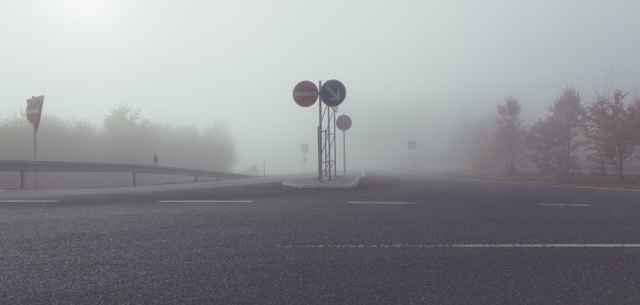 Symbolbild, Straßenkreuzung im Nebel