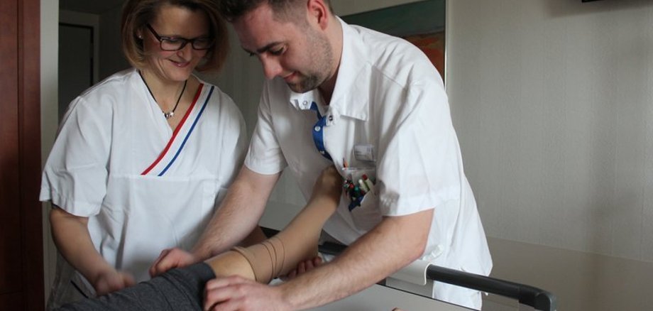 Karen Heipel und Henrik Seel bei der Arbeit auf Station, ihre Weiterbildung haben sie erfolgreich abgeschlossen und ermutigen die Kollegen, es ihnen gleich zu tun.