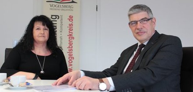 Beate Faulstich-Reichhardt empfing die 500-Euro-Spende der OVAG im Namen des Vorstands des Vereins Autismus Mittelhessen. Landrat Manfred Görig lobte die Initiative der Ehrenamtlichen und begrüßte das Vorhaben, das Beratungsangebot im Vogelsbergkreis auszuweiten.